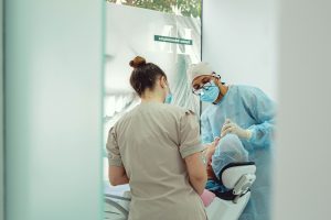 realizando-una-endodoncia